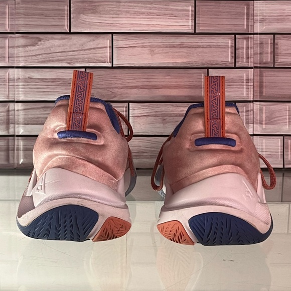 Nike women shoes size 6. Great condition. Please see pictures. - Picture 4 of 7